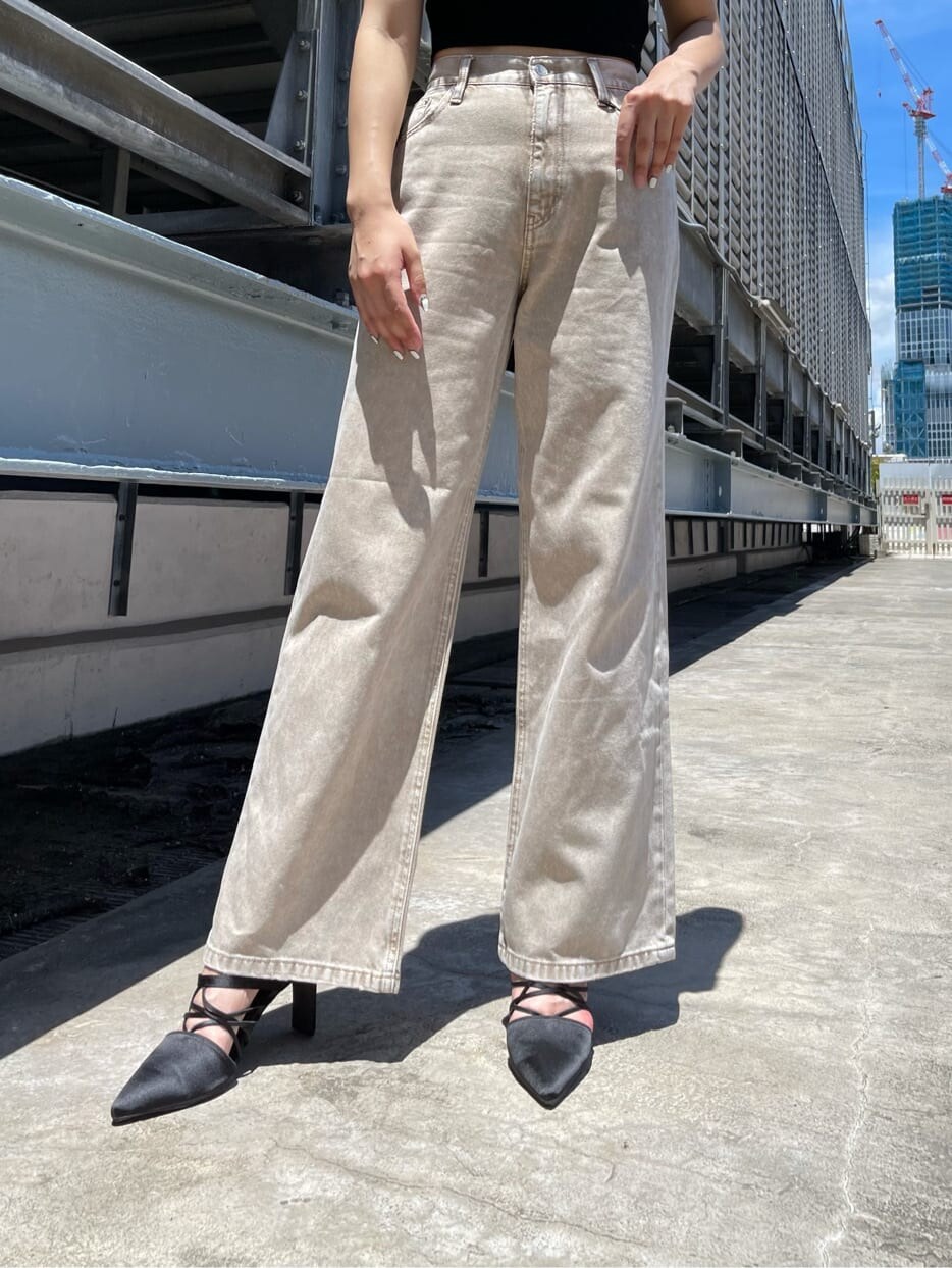 ブラック系のサンダル、ベージュ系のデニムパンツ、ブラック系のタンクトップを着用したレディースの夏コーディネートの3枚目の写真