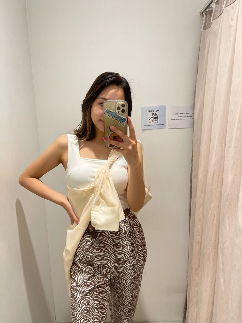 ホワイト系のタンクトップ、ホワイト系のサンダル、ホワイト系のシャツ/ブラウスを着用したレディースの春コーディネートの3枚目の写真