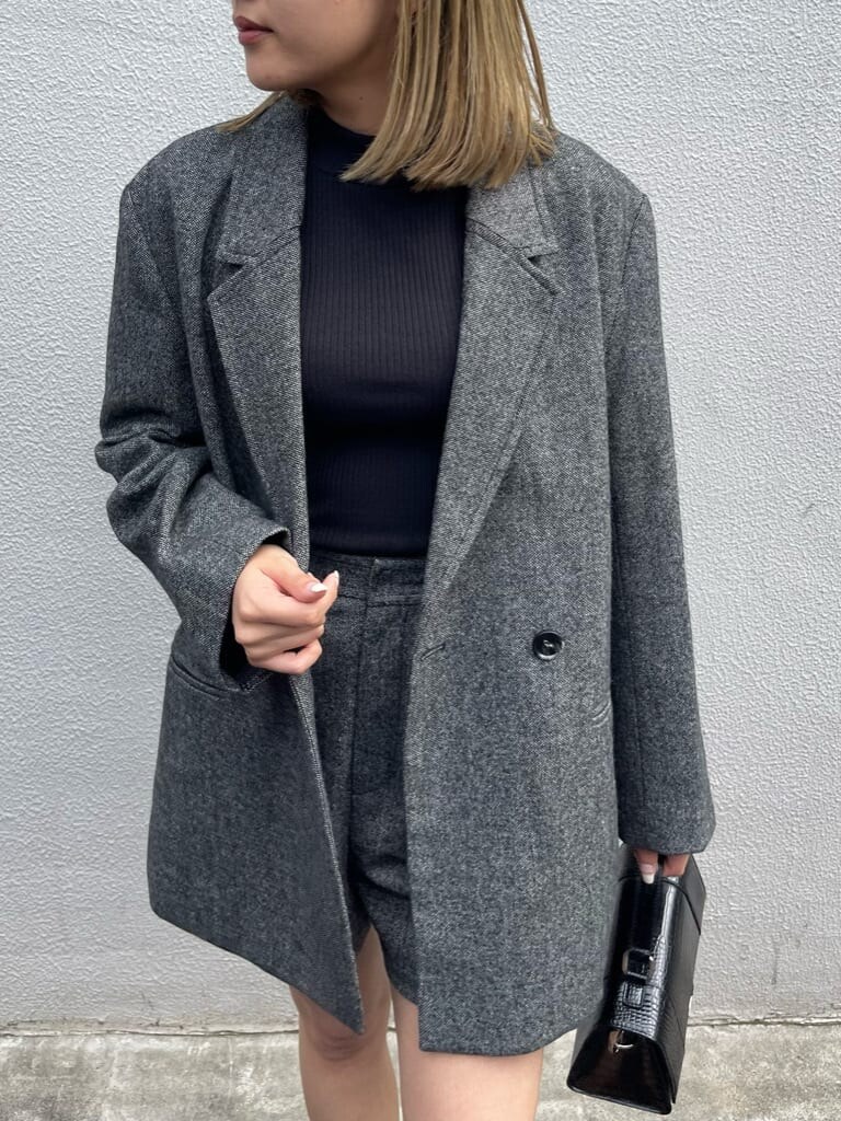 ブラック系のブーツ、ブラック系のテーラードジャケット、ブラック系のその他パンツを着用したレディースの秋コーディネートの5枚目の写真