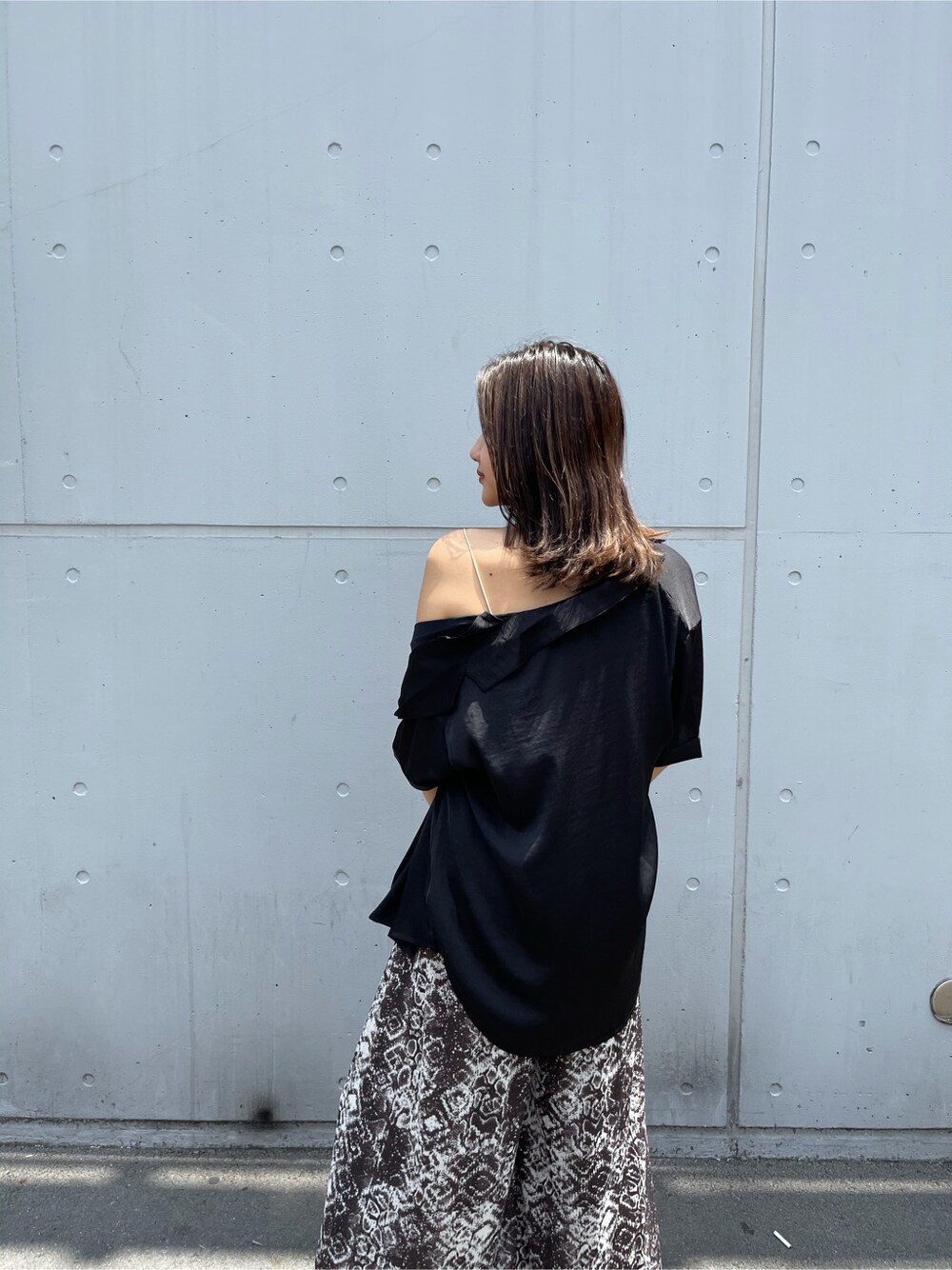 その他のスラックス、ブラック系のシャツ/ブラウスを着用したレディースの夏コーディネートの7枚目の写真