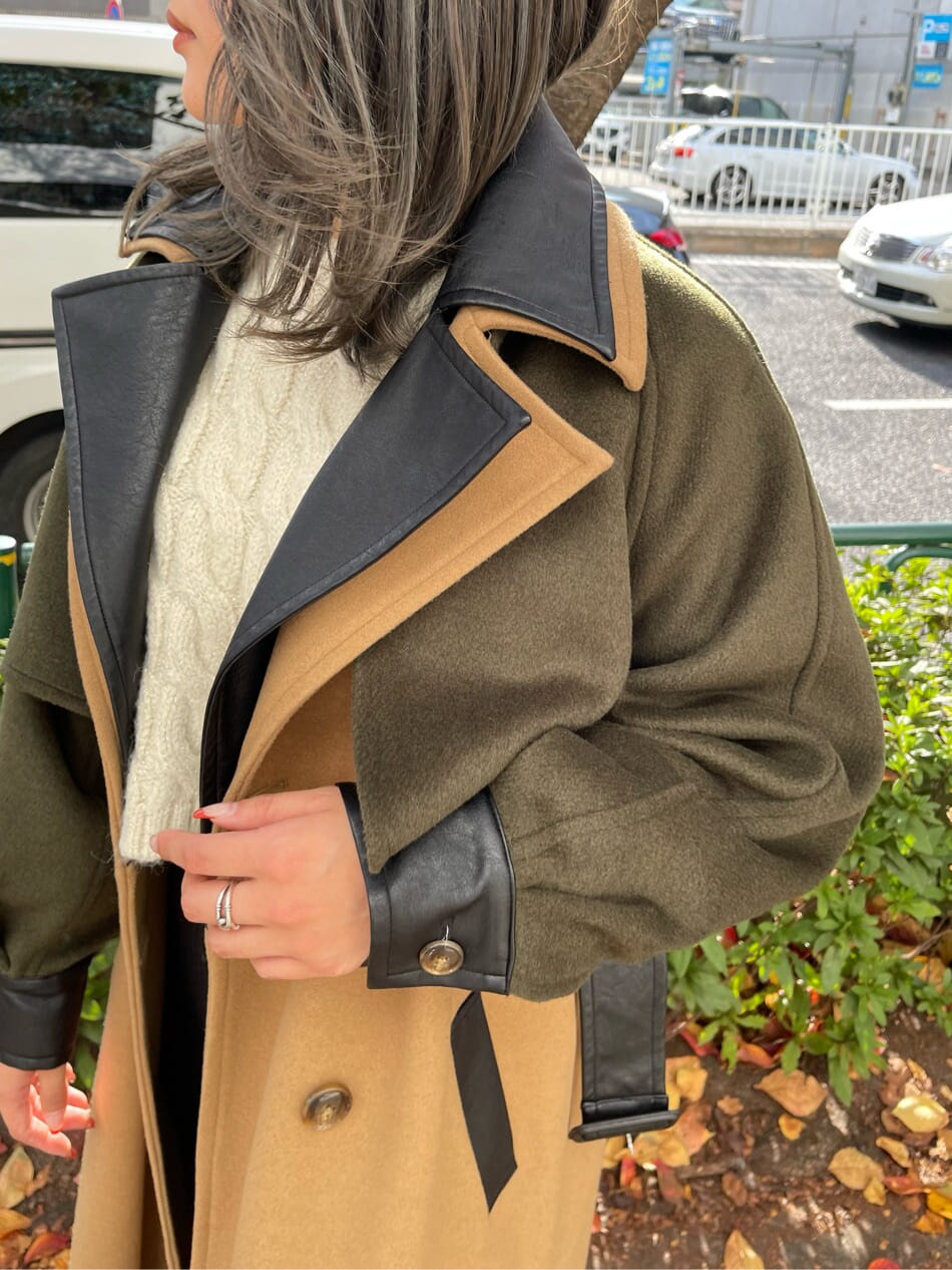 ブラック系のその他パンツ、その他のブーツ、ベージュ系のトレンチコートを着用したレディースの秋コーディネートの6枚目の写真