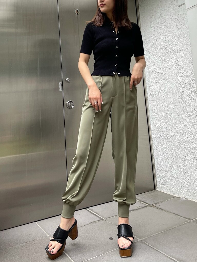 ベージュ系のその他パンツ、ベージュ系のトレンチコート、ブラック系のサンダルを着用したレディースの春コーディネートの4枚目の写真