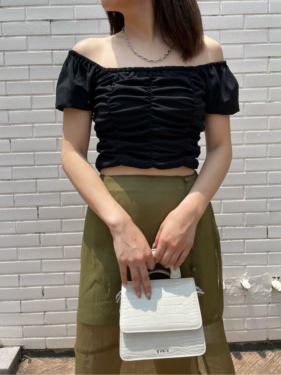 ベージュ系のスカート、ブラック系のサンダルを着用したレディースの夏コーディネートの5枚目の写真