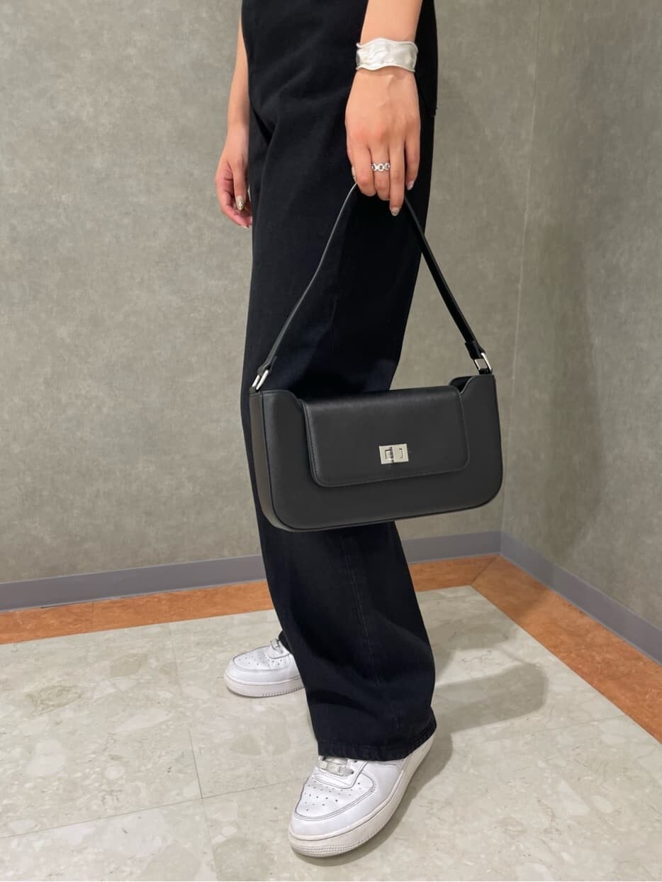 ブラック系のショルダーバッグ、ホワイト系のTシャツ/カットソー、ブラック系のデニムパンツを着用したレディースの夏コーディネートの10枚目の写真