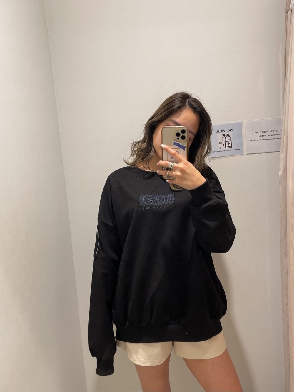 ブラック系のその他アウター、ホワイト系のその他パンツ、ブラック系のブーツを着用したレディースの秋コーディネートの5枚目の写真