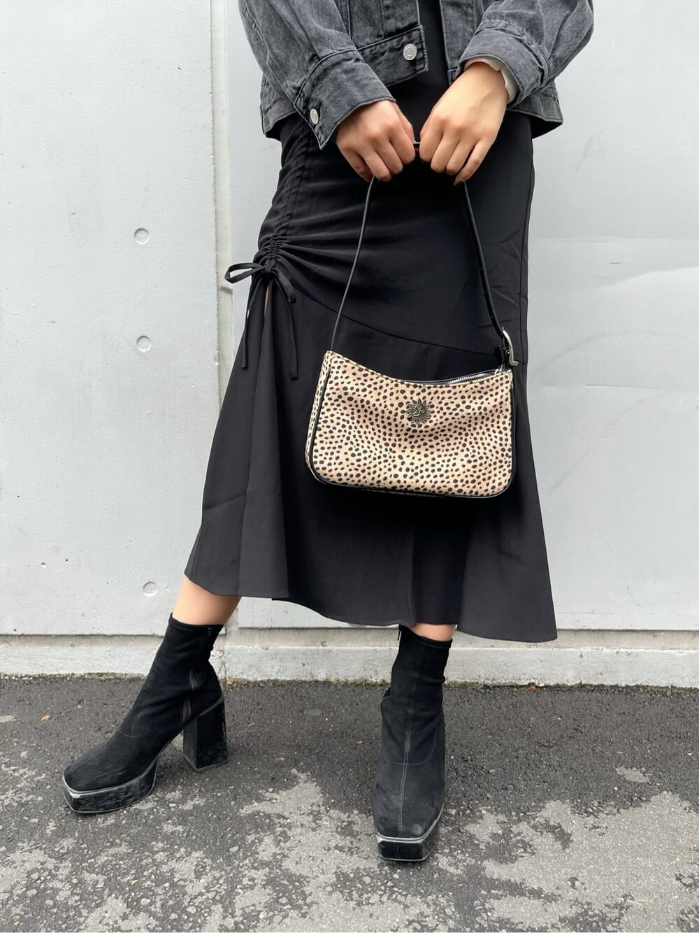 その他のショルダーバッグ、ブラック系のスカート、ブラック系のデニムジャケットを着用したレディースの秋コーディネートの7枚目の写真