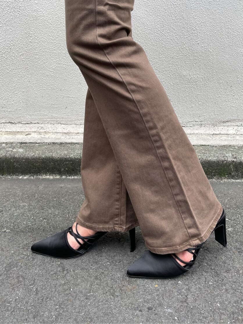 ブラウン系のシャツ/ブラウス、ブラック系のサンダル、ブラウン系のデニムパンツを着用したレディースの夏コーディネートの8枚目の写真