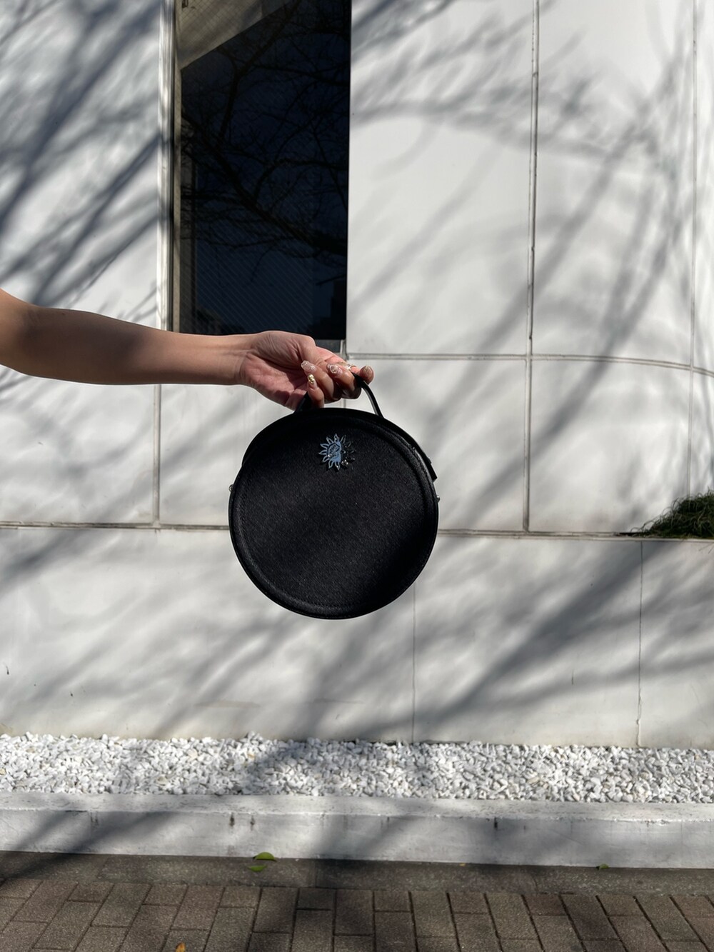 ホワイト系のブーツ、ホワイト系のカーゴパンツ、ブラック系のショルダーバッグを着用したレディースの春コーディネートの5枚目の写真