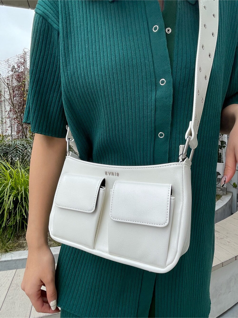 ブラック系のパンプス、ホワイト系のショルダーバッグ、グリーン系のその他パンツを着用したレディースの春コーディネートの5枚目の写真