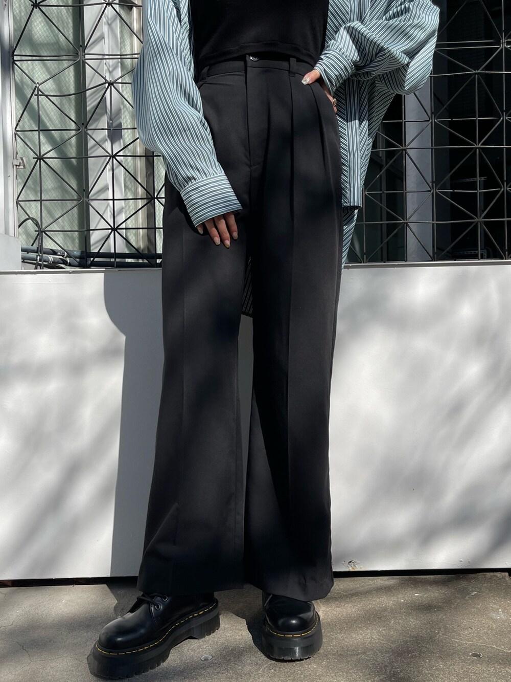 ブラック系のその他パンツ、ブラック系のブーツ、ブラック系のニット/セーターを着用したレディースの春コーディネートの10枚目の写真