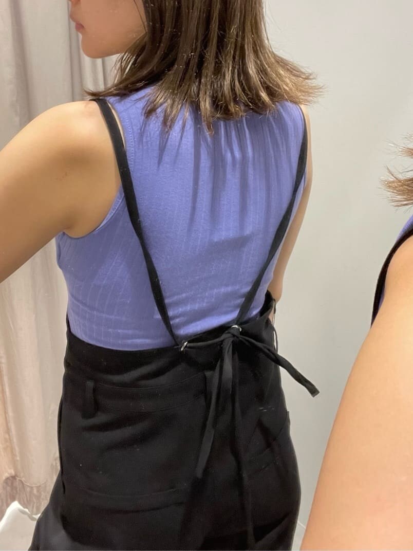 ブラック系のサロペット/オーバーオール、パープル系のタンクトップ、ブラック系のショルダーバッグを着用したレディースの夏コーディネートの8枚目の写真