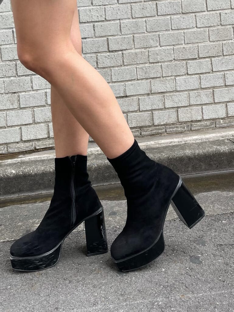 その他のブーツ、ブラック系のデニムスカートを着用したレディースの夏コーディネートの8枚目の写真