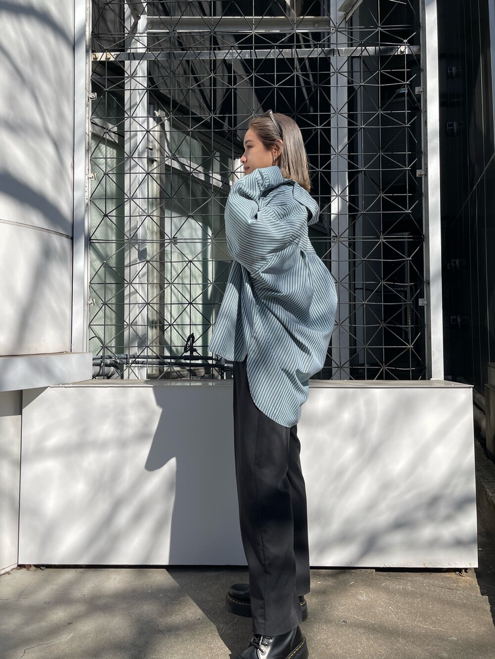 ブラック系のその他パンツ、ブラック系のブーツ、ブラック系のニット/セーターを着用したレディースの春コーディネートの2枚目の写真