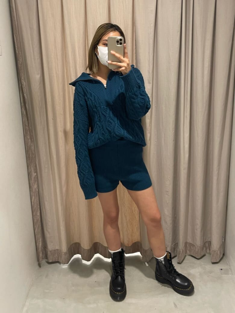 ブルー系のその他パンツ、ブラック系のブーツ、ブルー系のニット/セーターを着用したレディースの秋コーディネートの4枚目の写真