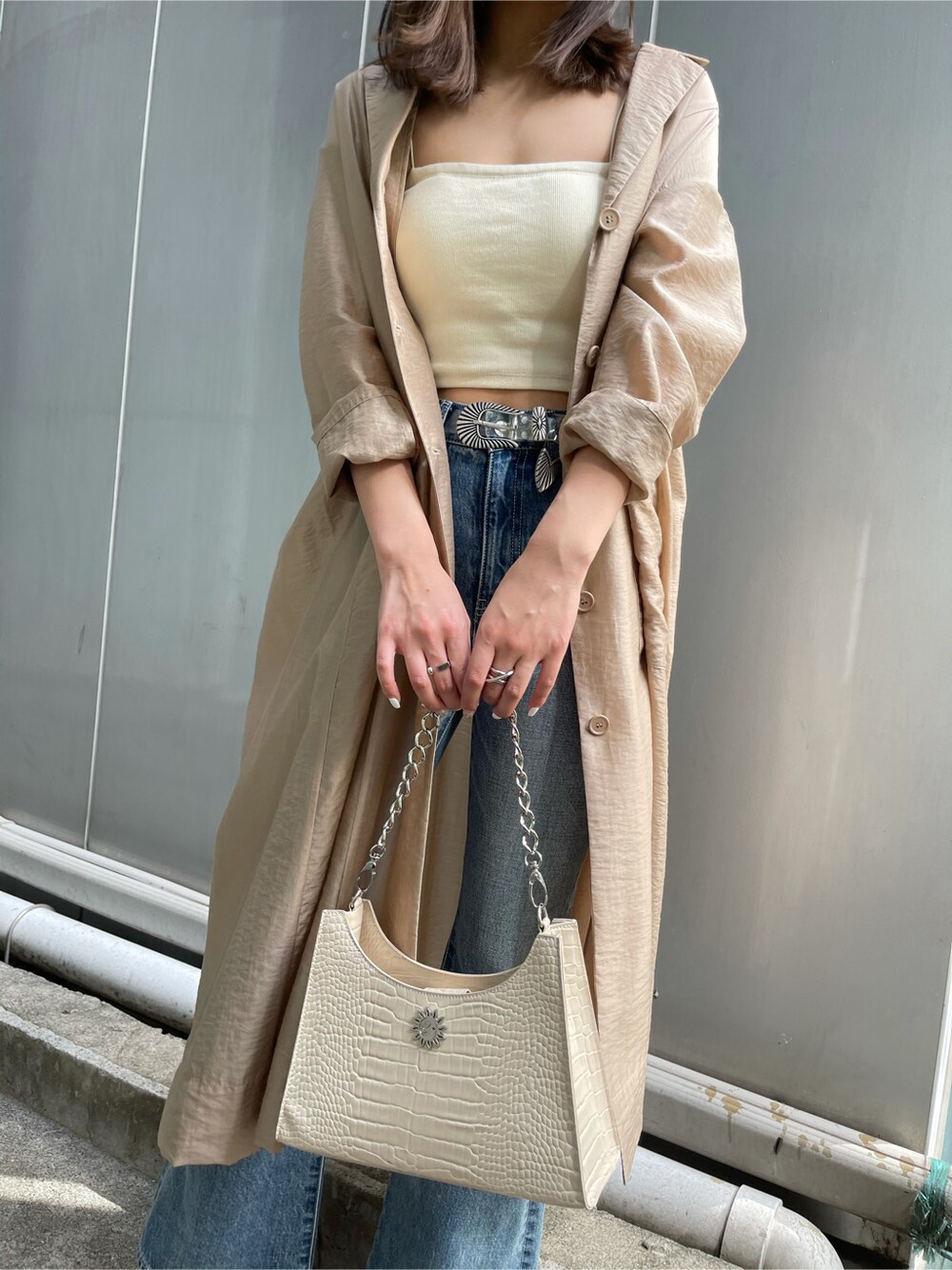 ベージュ系のその他アウター、ブルー系のデニムパンツ、ブラウン系のサンダルを着用したレディースの春コーディネートの3枚目の写真