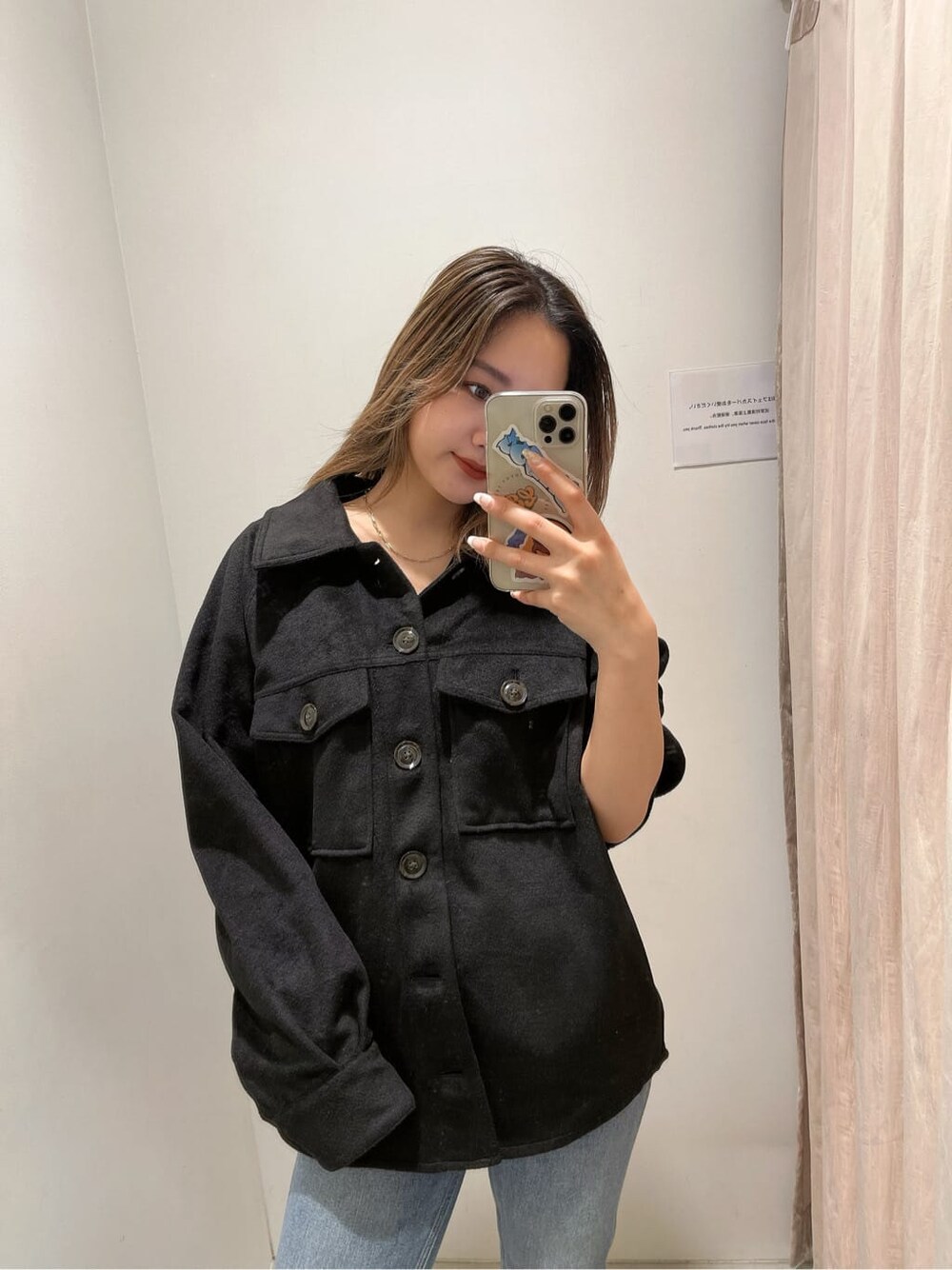 ブラック系のシャツ/ブラウス、ブラック系のブーツ、ゴールド系のリングを着用したレディースの冬コーディネートの5枚目の写真