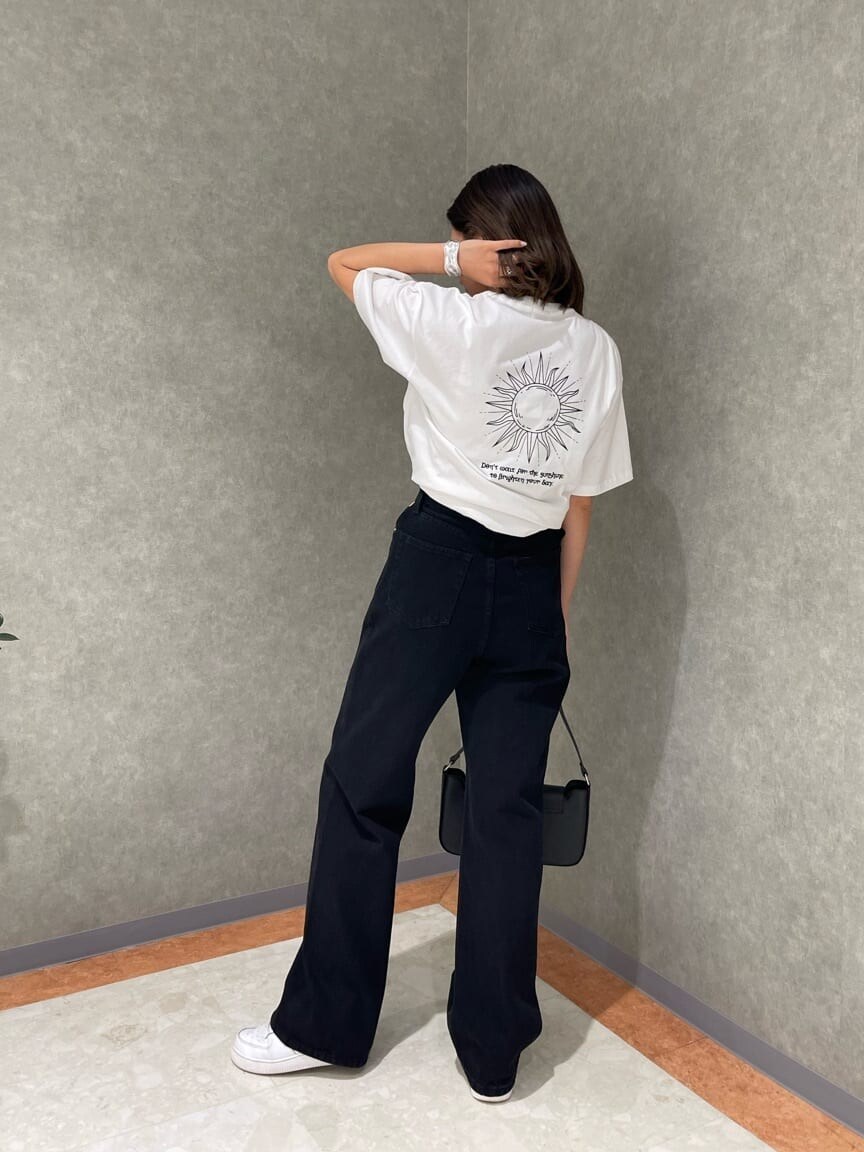 ブラック系のショルダーバッグ、ホワイト系のTシャツ/カットソー、ブラック系のデニムパンツを着用したレディースの夏コーディネートの4枚目の写真