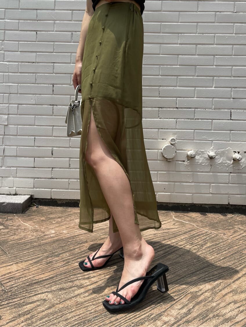 ベージュ系のスカート、ブラック系のサンダルを着用したレディースの夏コーディネートの4枚目の写真