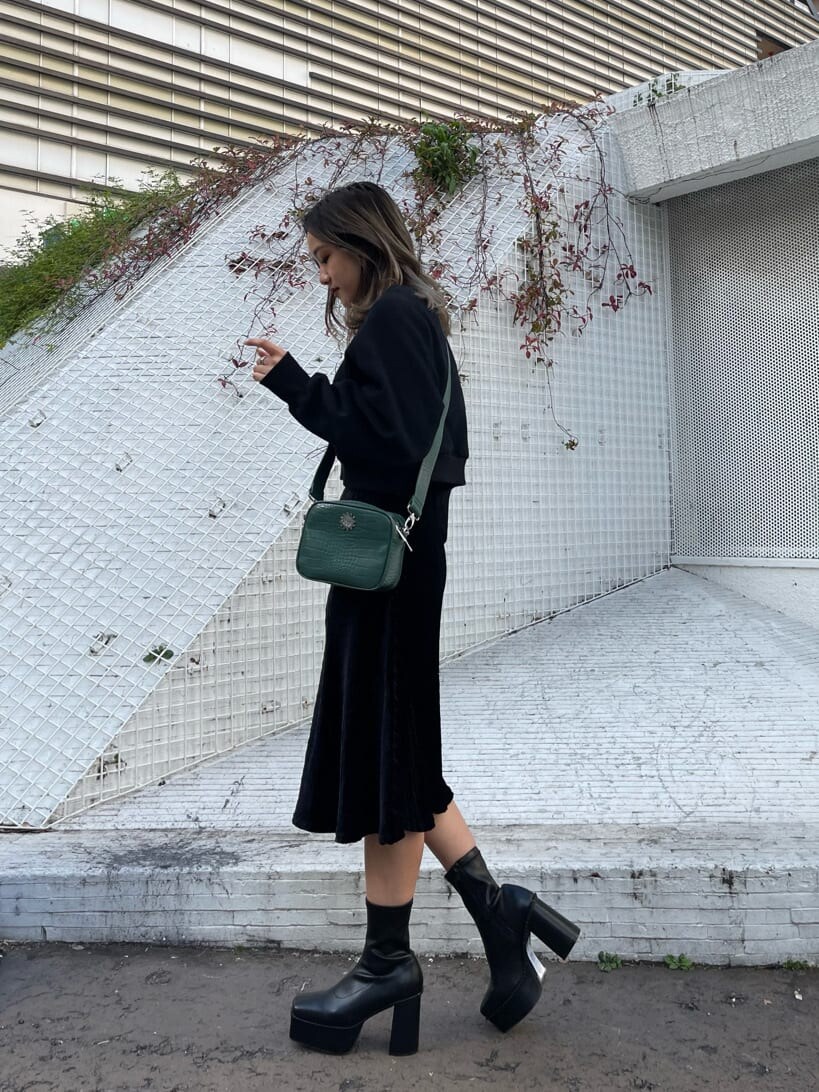 ブラック系のワンピース、ブラック系のブーツ、ブラック系のスウェットを着用したレディースの秋コーディネートの2枚目の写真