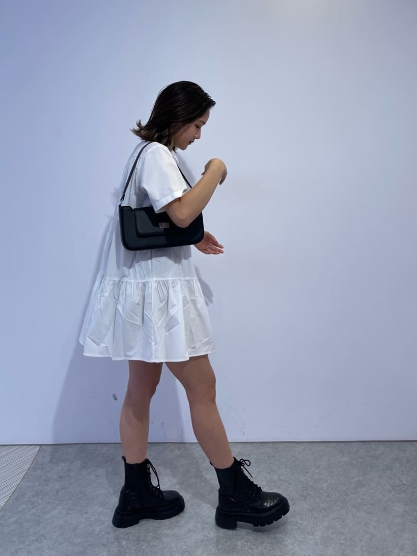 ブラック系のショルダーバッグ、その他のブーツ、ホワイト系のワンピースを着用したレディースの夏コーディネートの4枚目の写真