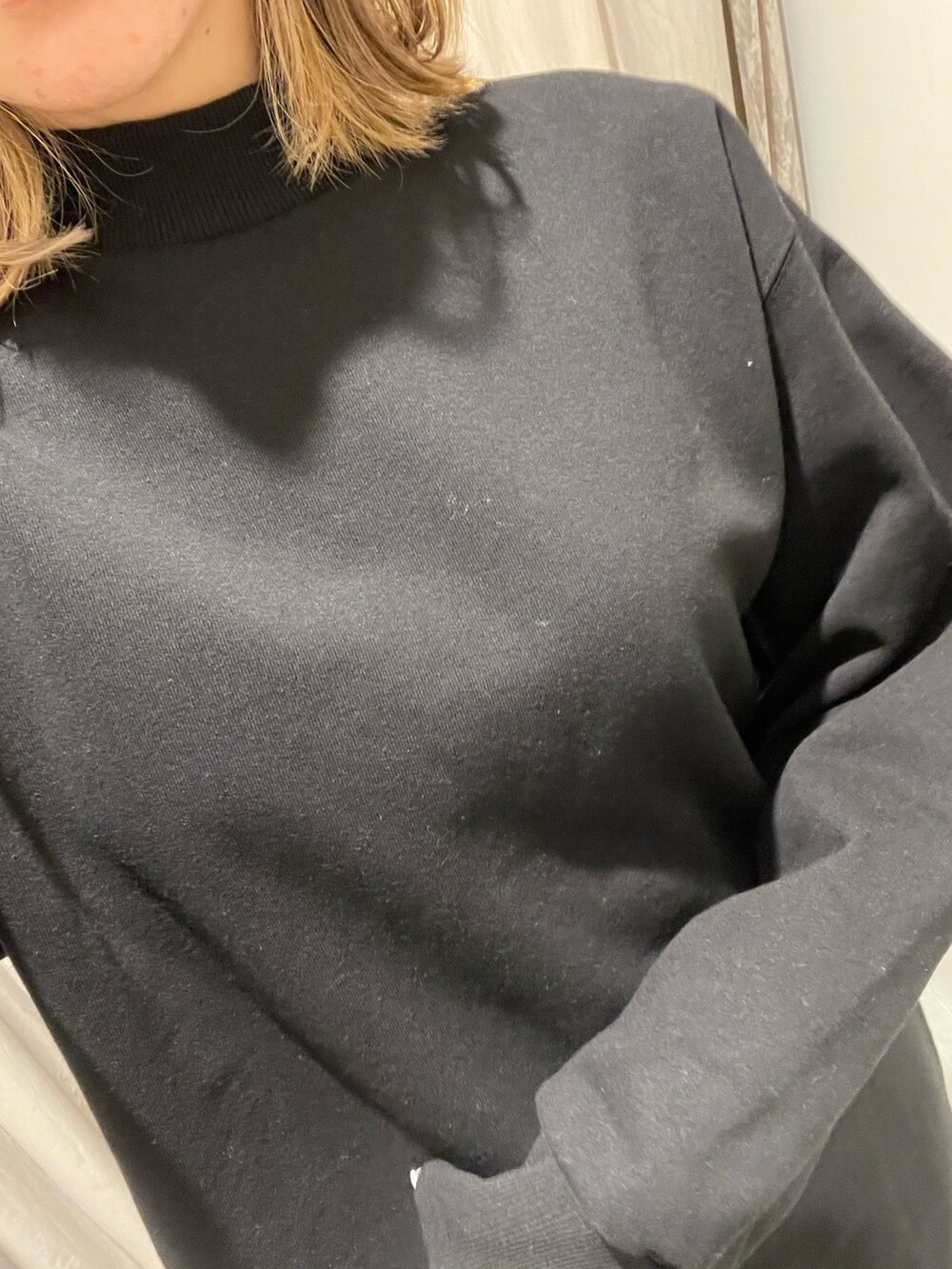 ブラック系のブーツ、グレー系のその他アウター、ブラック系のワンピースを着用したレディースの冬コーディネートの6枚目の写真