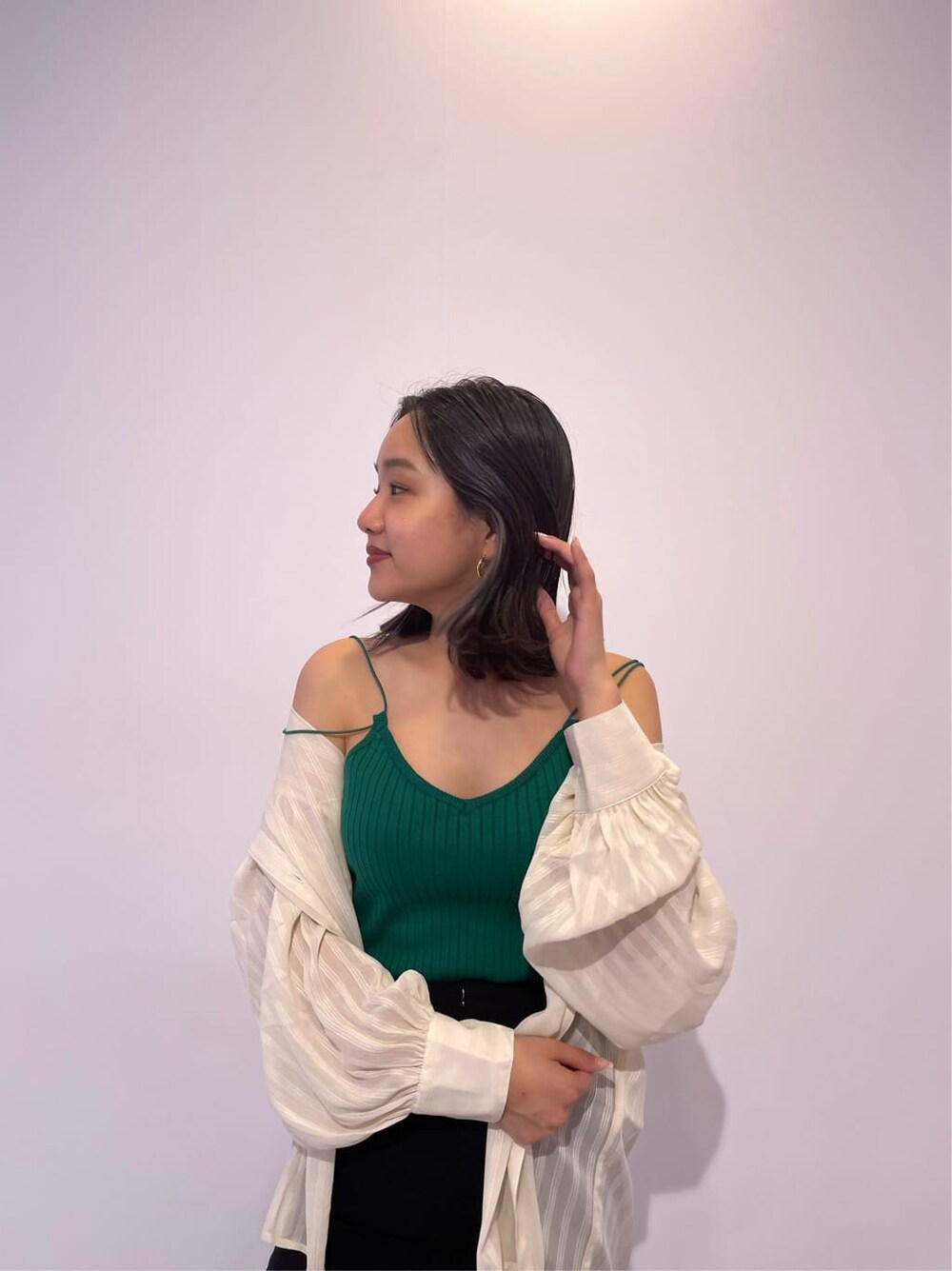 ブラック系のスカート、ホワイト系のシャツ/ブラウス、ブラック系のサンダルを着用したレディースの夏コーディネートの9枚目の写真