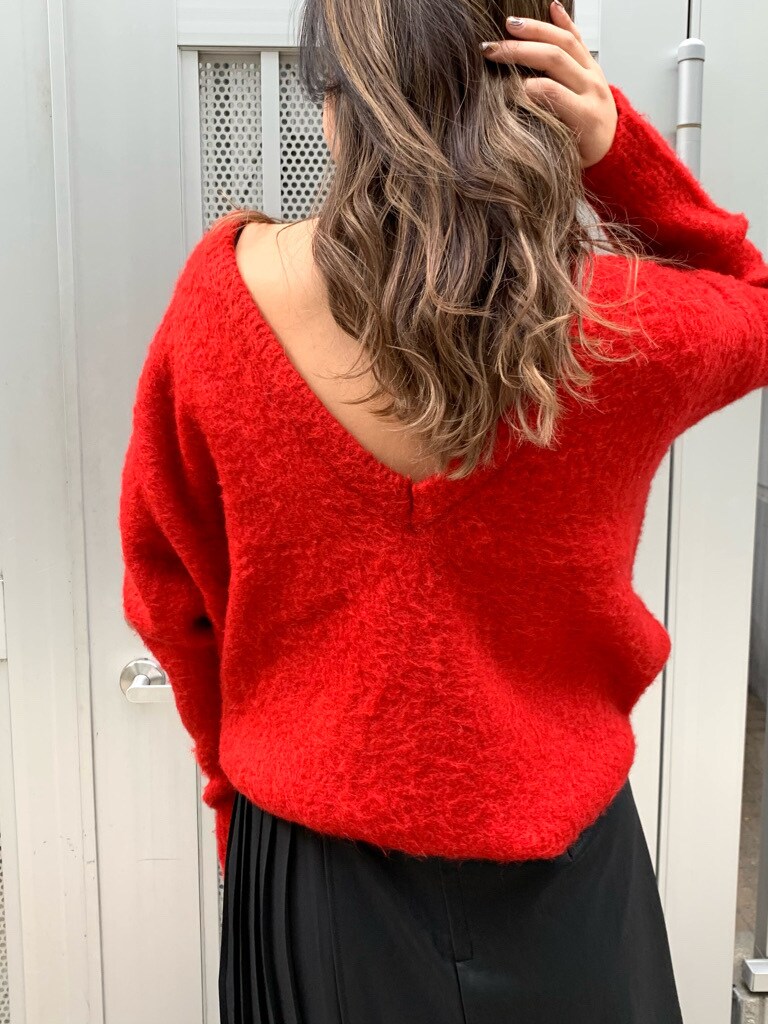 レッド系のニット/セーター、ブラック系のスカートを着用したレディースの秋コーディネートの5枚目の写真