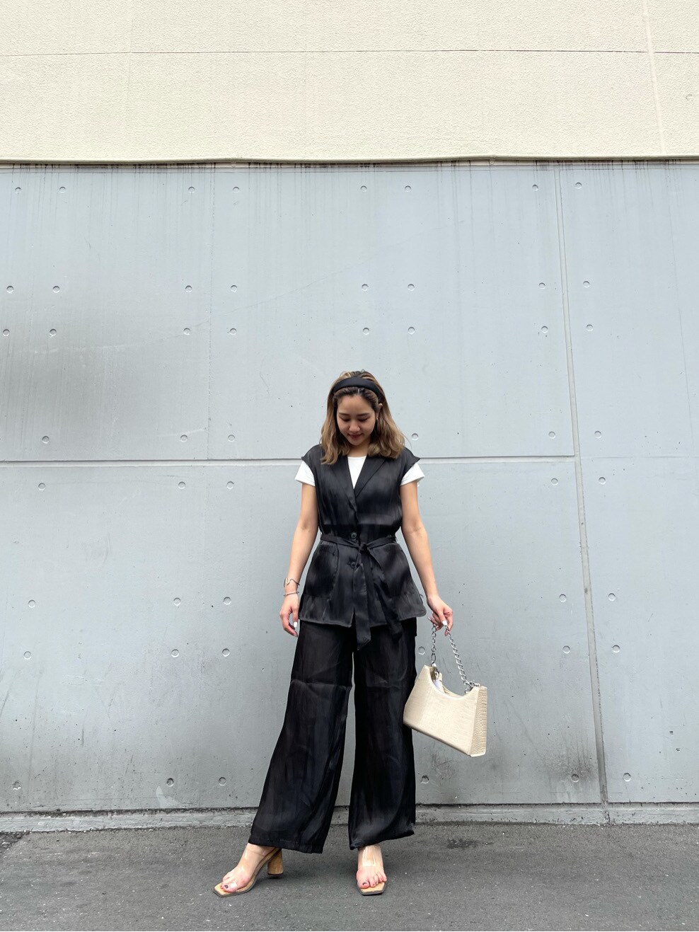 ベージュ系のTシャツ/カットソー、ブラック系のテーラードジャケット、ブラック系のその他パンツを着用したレディースの春コーディネートの4枚目の写真