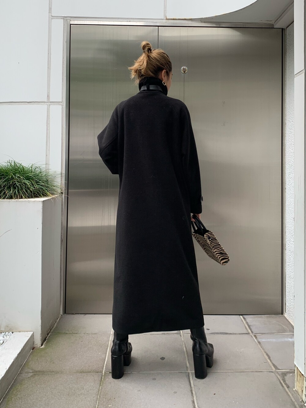 ブラック系のその他アウター、その他のショルダーバッグ、ブラック系のブーツを着用したレディースの秋コーディネートの4枚目の写真