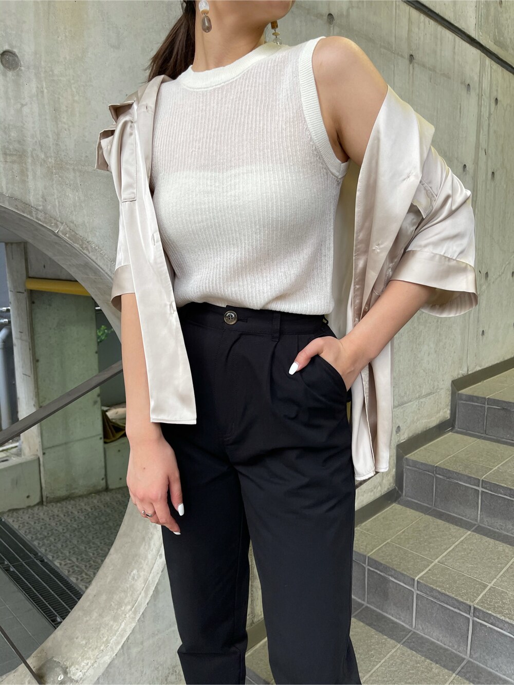 ブラック系のその他パンツ、その他のサンダル、ベージュ系のシャツ/ブラウスを着用したレディースの春コーディネートの6枚目の写真