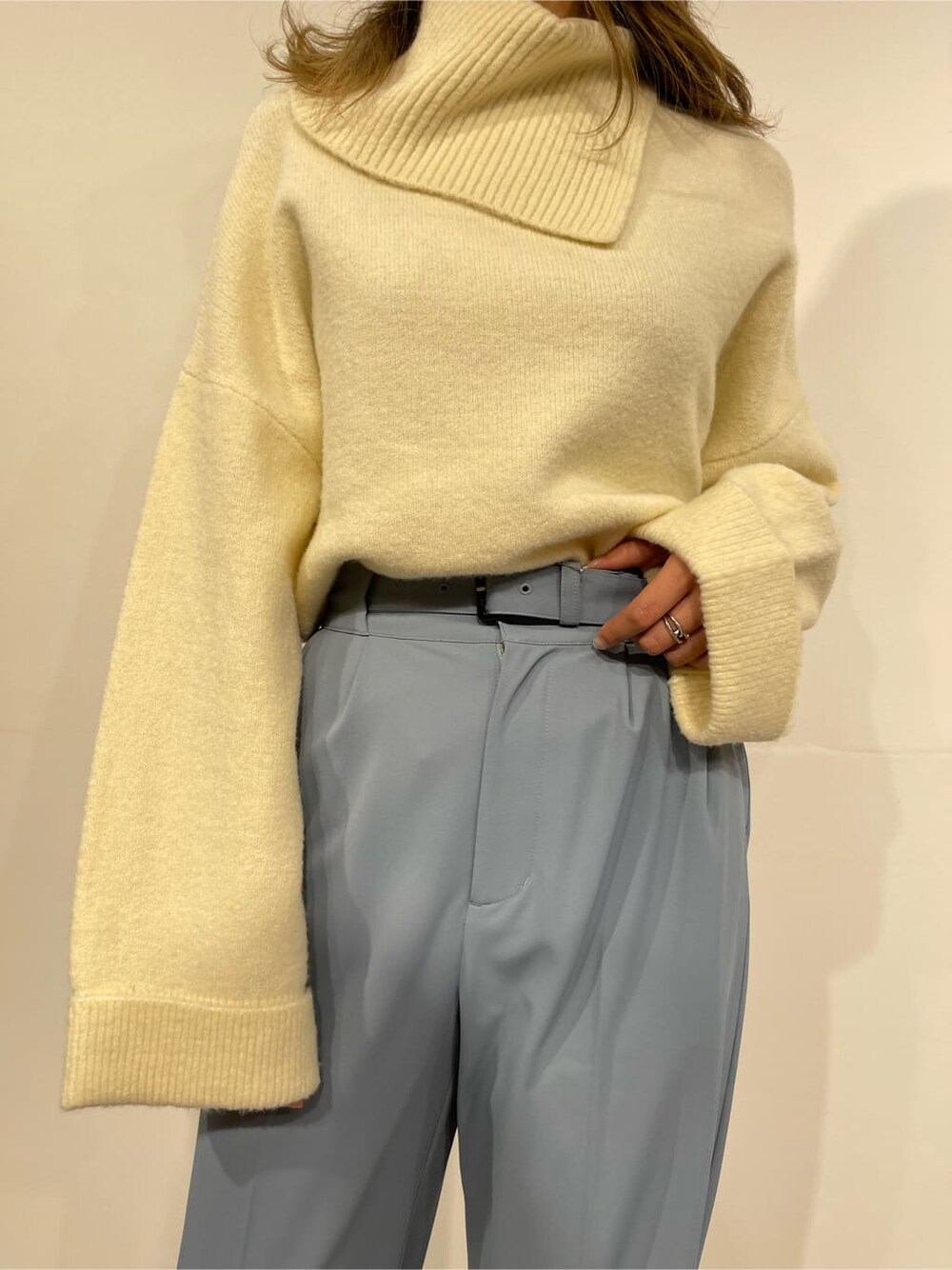 その他のブーツ、ホワイト系のニット/セーター、ブルー系のその他パンツを着用したレディースの冬コーディネートの5枚目の写真