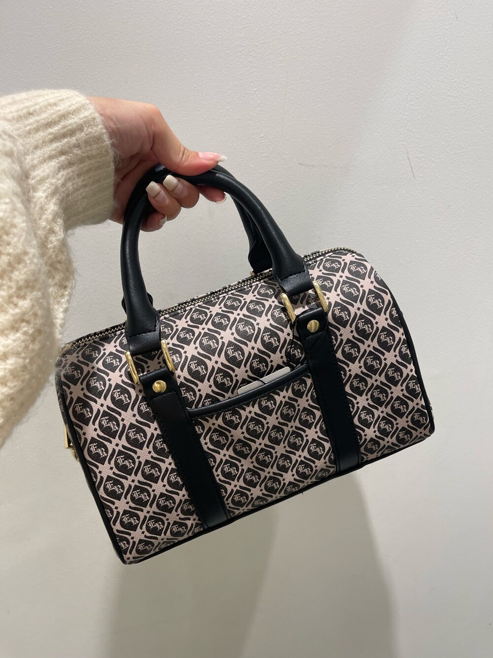 ブルー系のデニムスカート、ホワイト系のニット/セーター、ブラック系のブーツを着用したレディースの秋コーディネートの5枚目の写真