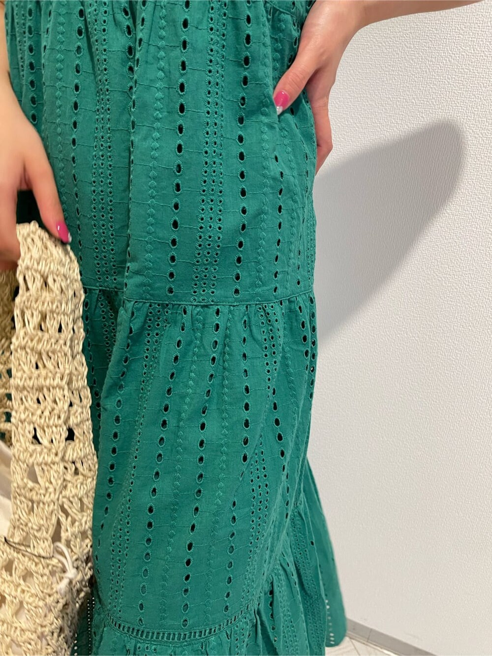 ブラック系のブーツ、グリーン系のワンピース、ベージュ系のショルダーバッグを着用したレディースの春コーディネートの7枚目の写真