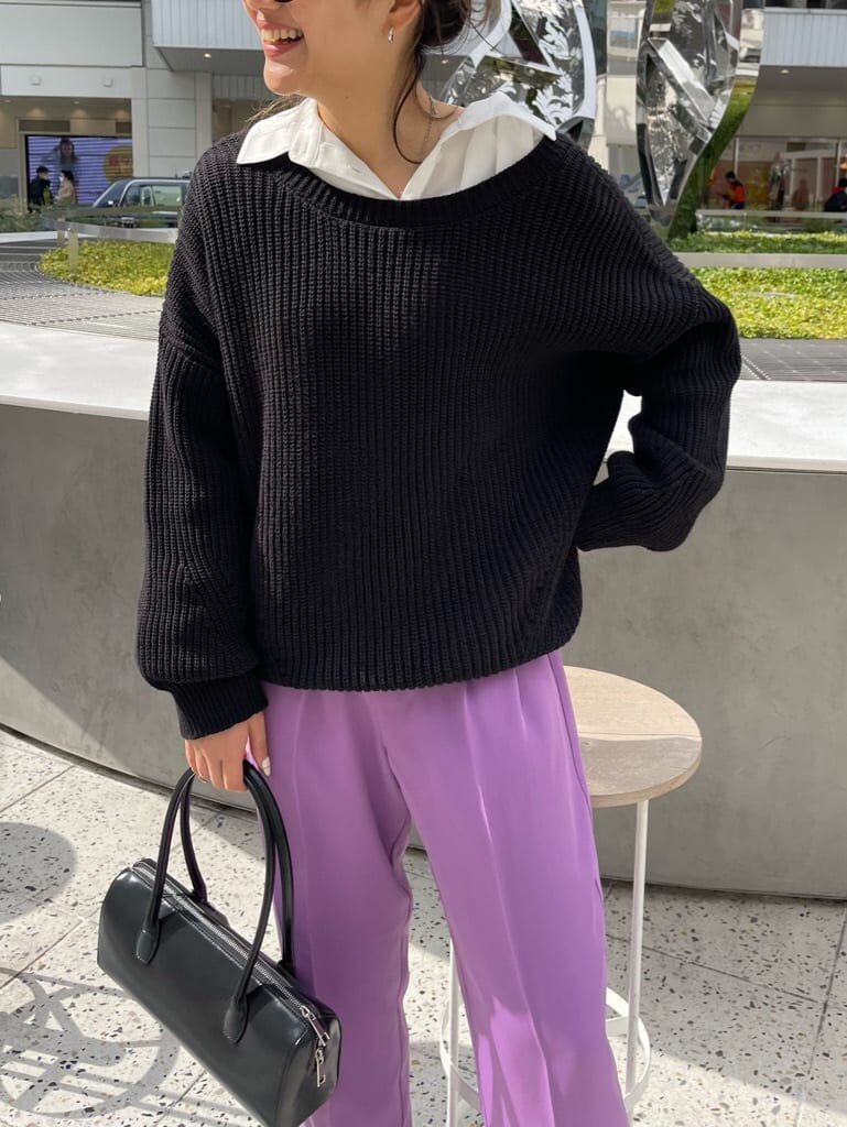 ブラック系のボストンバッグ、ホワイト系のシャツ/ブラウス、ブラック系のニット/セーターを着用したレディースの冬コーディネートの5枚目の写真