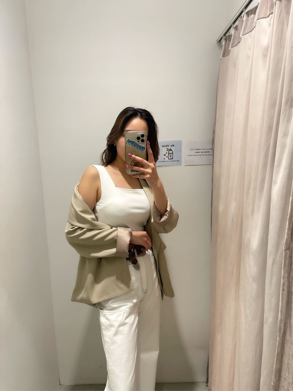 ホワイト系のタンクトップ、ホワイト系のサンダル、ベージュ系のテーラードジャケットを着用したレディースの春コーディネートの4枚目の写真