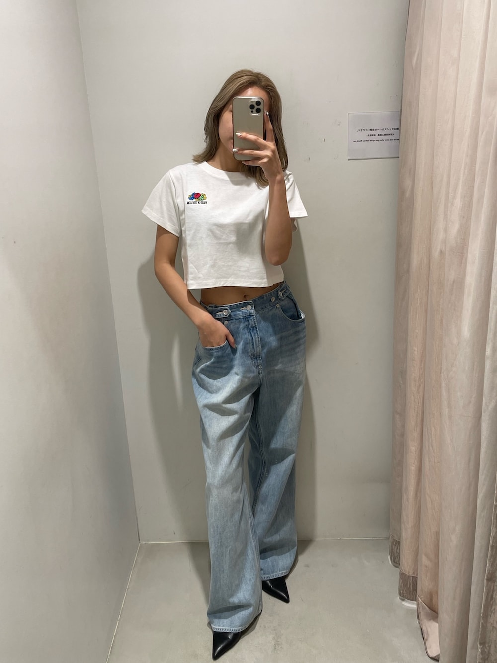 ブラック系のサンダル、ブルー系のデニムパンツ、ホワイト系のTシャツ/カットソーを着用したレディースの夏コーディネートの2枚目の写真