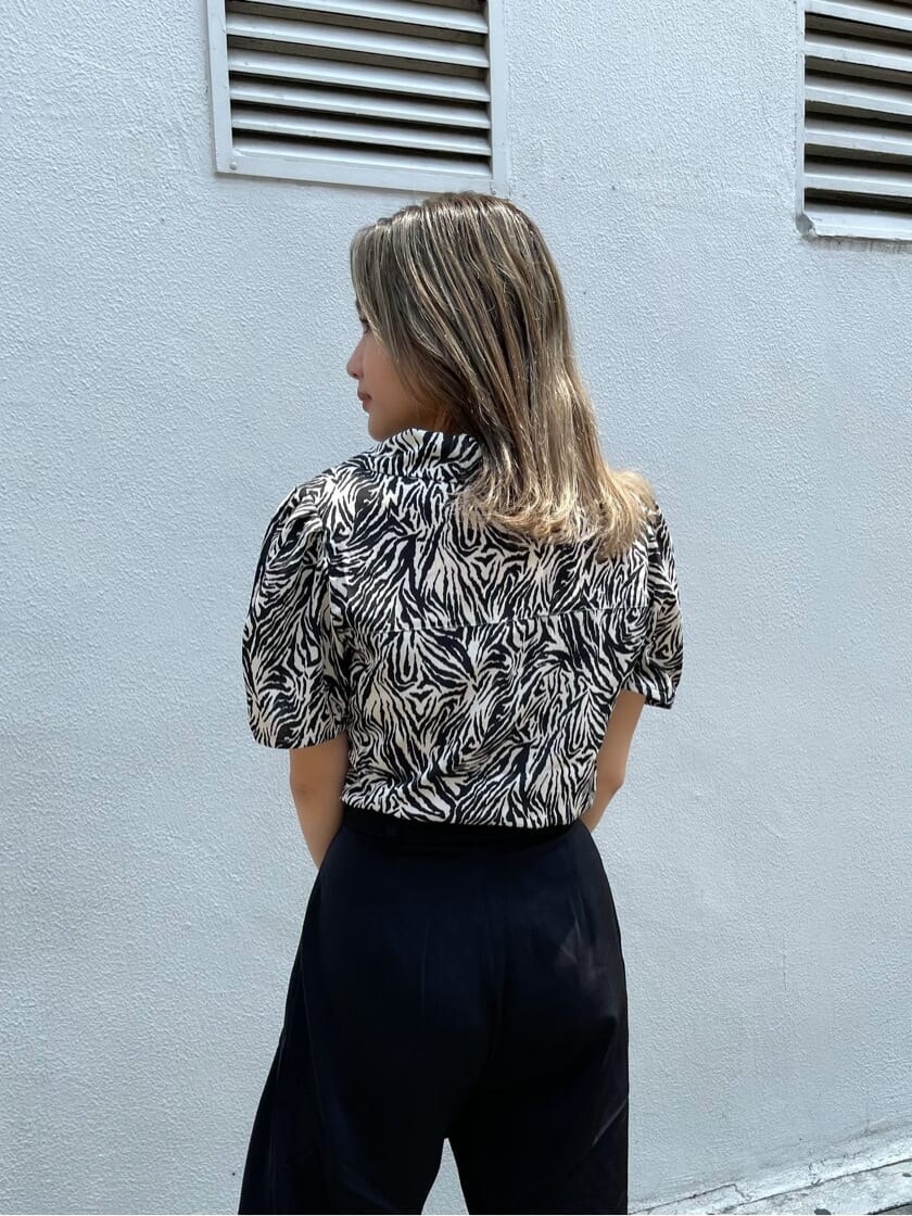 ホワイト系のシャツ/ブラウス、ブラック系のサンダル、ブラック系のその他パンツを着用したレディースの夏コーディネートの4枚目の写真