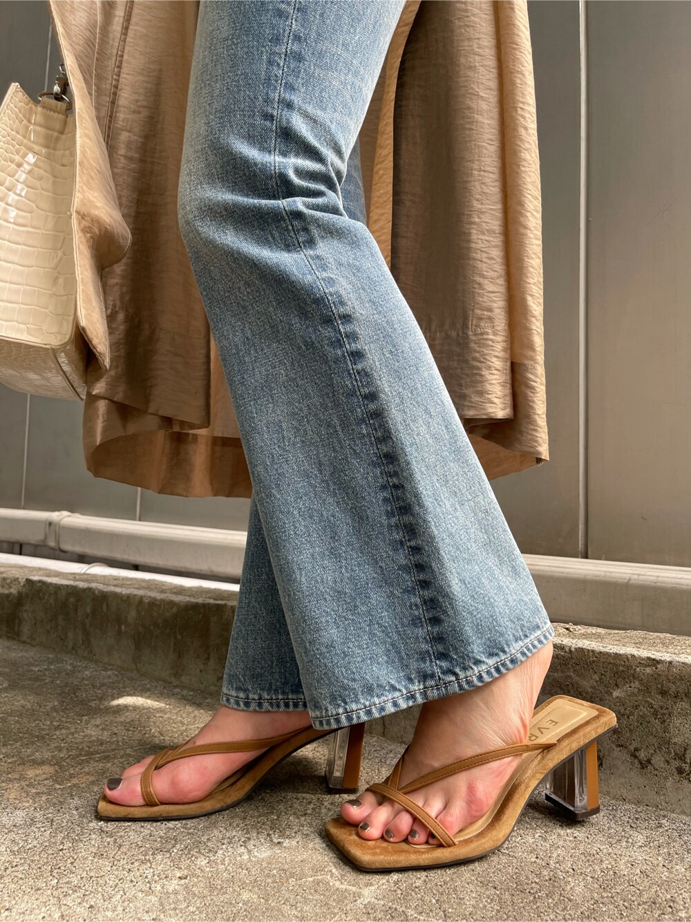 ベージュ系のその他アウター、ブルー系のデニムパンツ、ブラウン系のサンダルを着用したレディースの春コーディネートの7枚目の写真