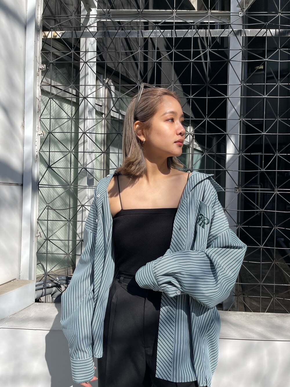 ブラック系のその他パンツ、ブラック系のブーツ、ブラック系のニット/セーターを着用したレディースの春コーディネートの6枚目の写真