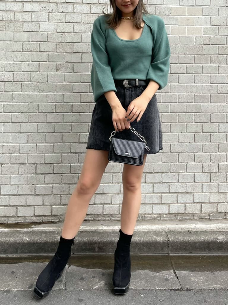 その他のブーツ、ブラック系のデニムスカートを着用したレディースの夏コーディネートの2枚目の写真