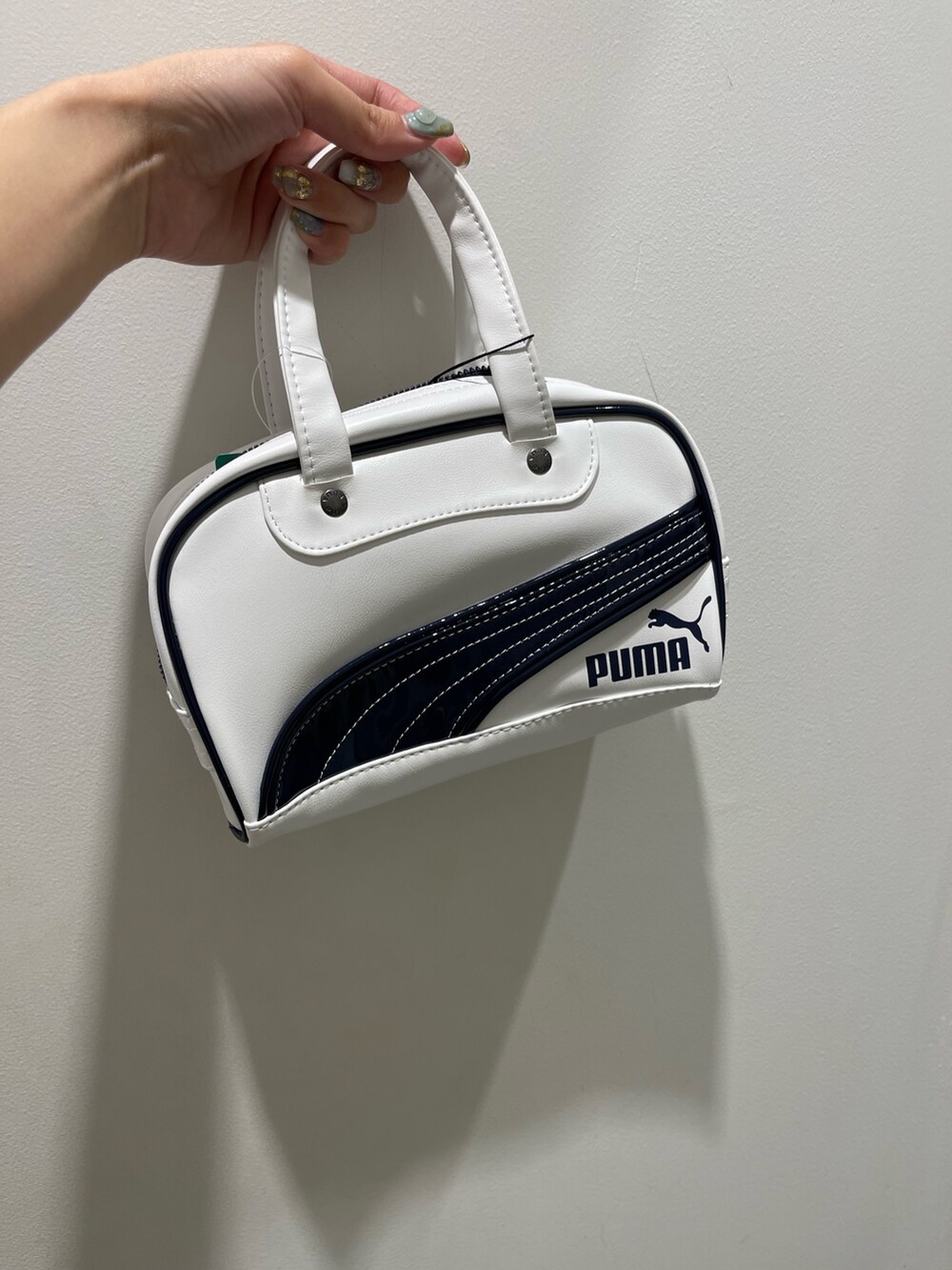 ブルー系のデニムパンツ、ブラック系のサンダル、ブルー系のTシャツ/カットソーを着用したレディースの春コーディネートの5枚目の写真