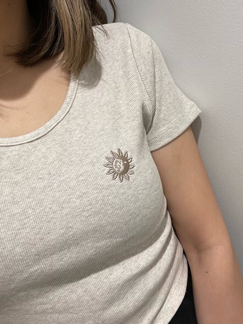 ブラック系のサンダル、ベージュ系のTシャツ/カットソー、ホワイト系のショルダーバッグを着用したレディースの春コーディネートの3枚目の写真