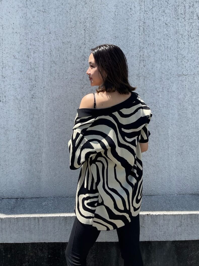 ブラック系のその他パンツ、ブラック系のキャミソール、ブラック系のニット/セーターを着用したレディースの夏コーディネートの6枚目の写真