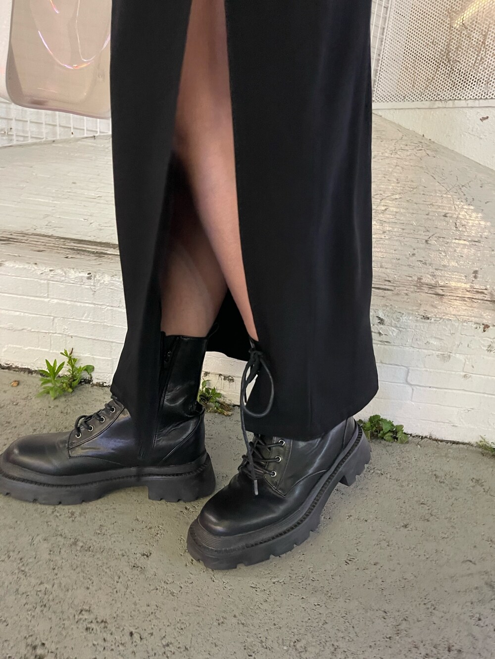 ブラック系のブーツ、ホワイト系のハンドバッグ、ブルー系のタンクトップを着用したレディースの夏コーディネートの9枚目の写真