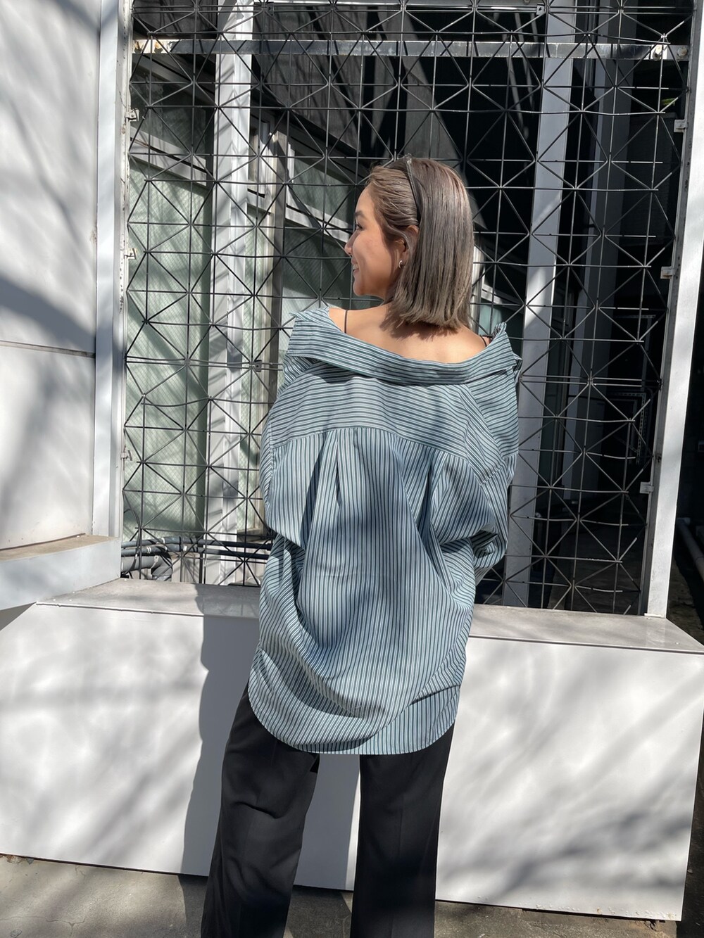 ブラック系のその他パンツ、ブラック系のブーツ、ブラック系のニット/セーターを着用したレディースの春コーディネートの9枚目の写真