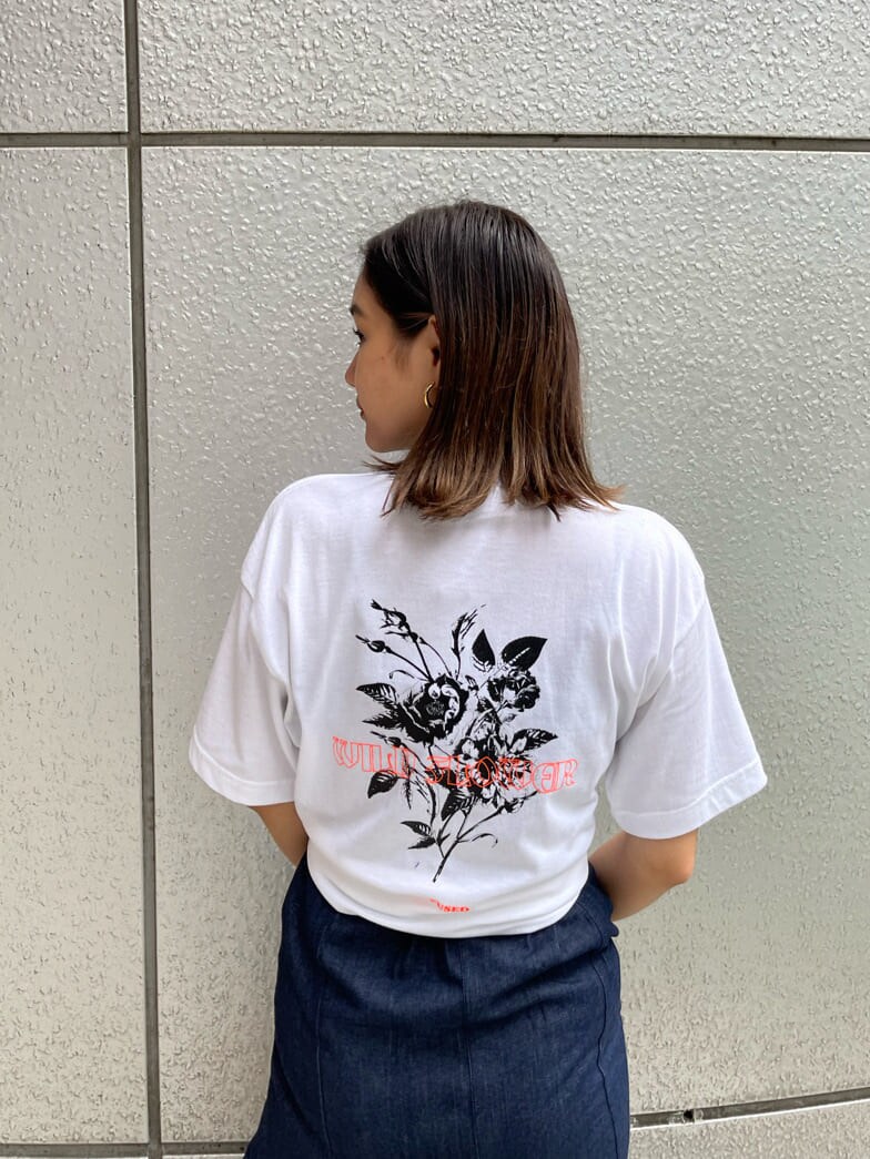 ブルー系のワンピース、ホワイト系のTシャツ/カットソー、ブラック系のブーツを着用したレディースの夏コーディネートの7枚目の写真