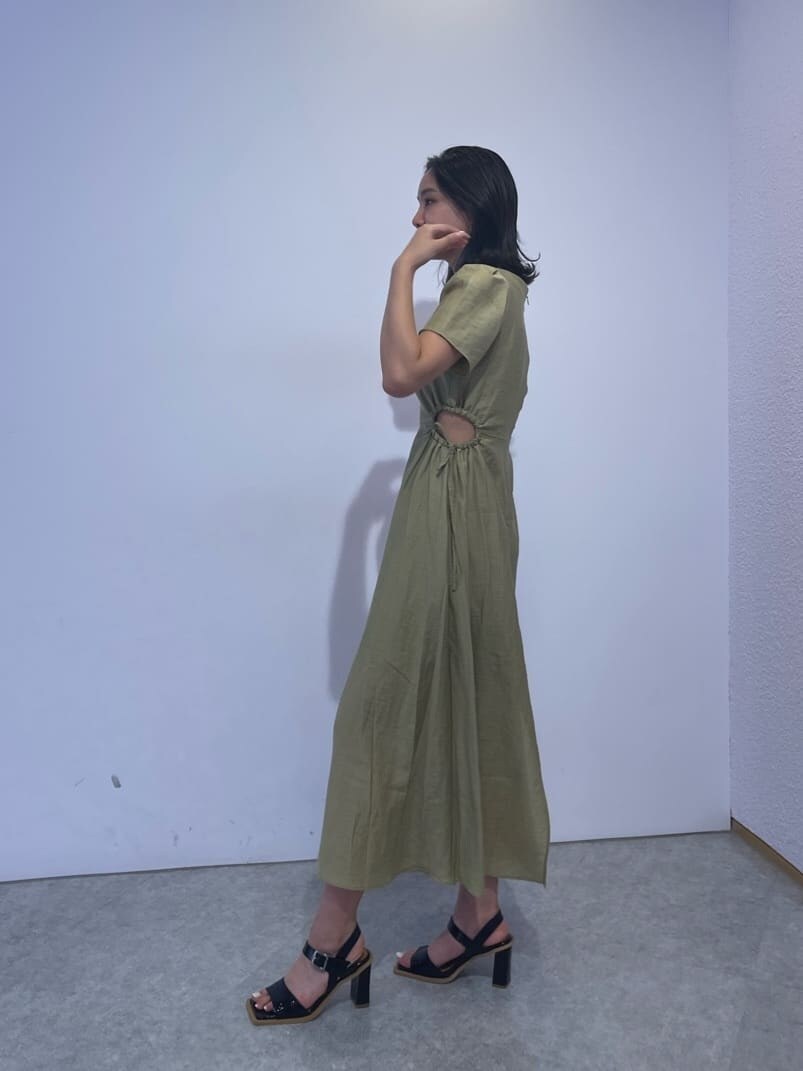 ブラック系のサンダル、グリーン系のワンピース、ブラック系のショルダーバッグを着用したレディースの夏コーディネートの4枚目の写真