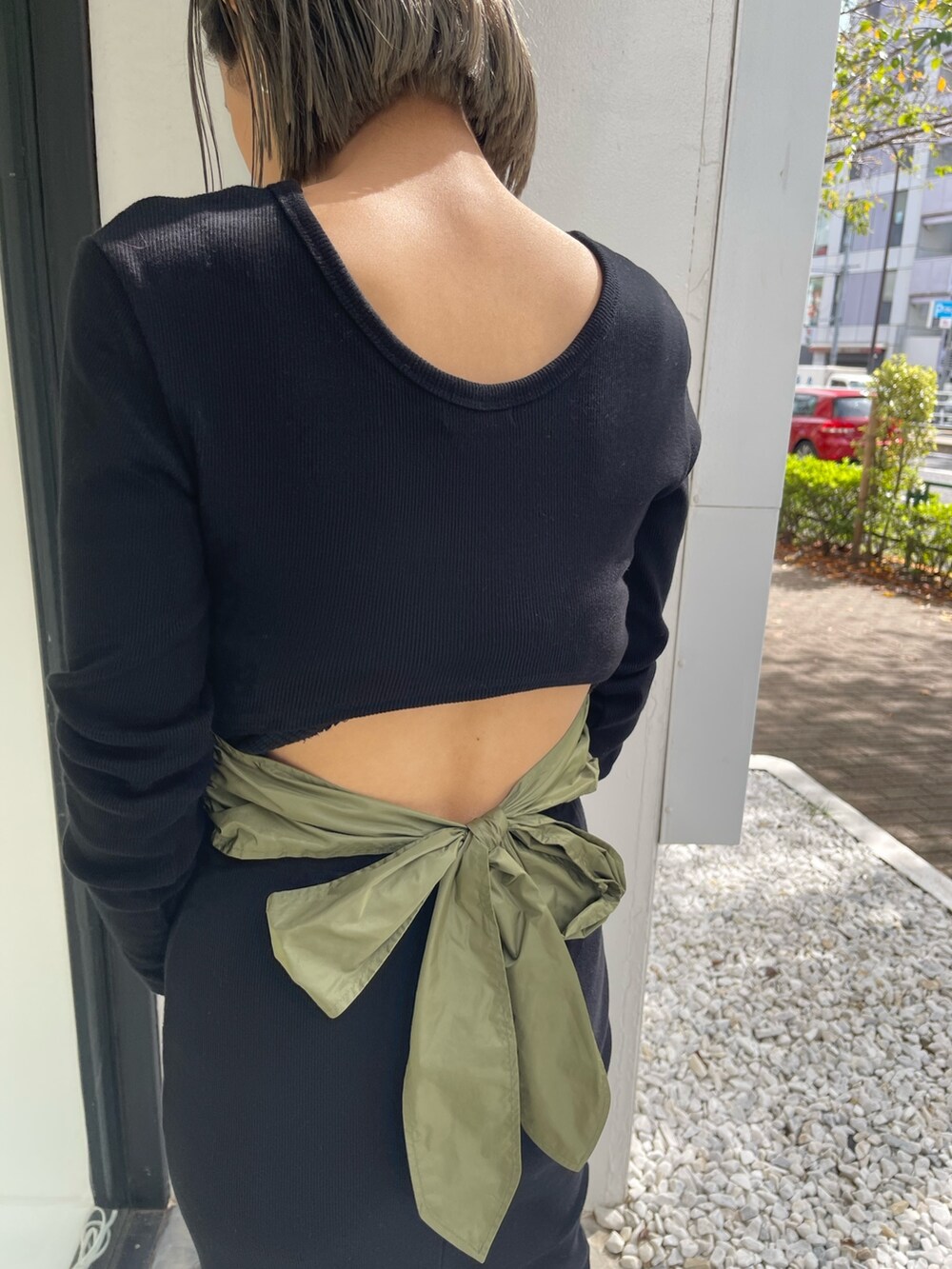 ブラック系のワンピース、ブラック系のブーツ、ブラック系のショルダーバッグを着用したレディースの秋コーディネートの5枚目の写真