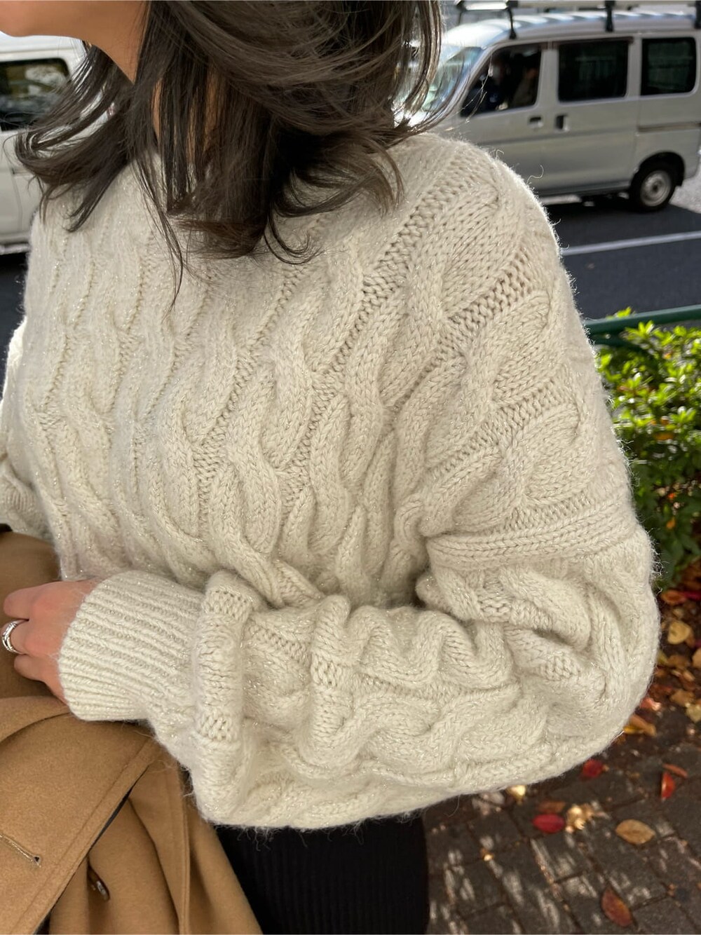 ブラック系のその他パンツ、その他のブーツ、ベージュ系のトレンチコートを着用したレディースの秋コーディネートの10枚目の写真