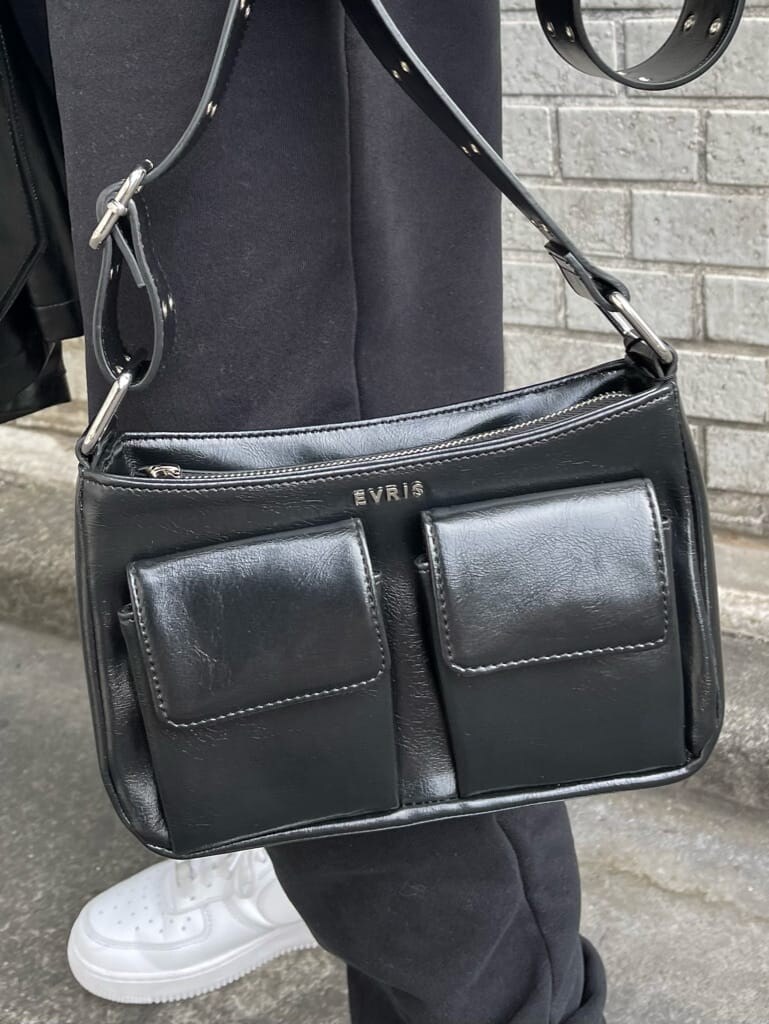 ブラック系のトレンチコート、グリーン系のシャツ/ブラウス、ブラック系のショルダーバッグを着用したレディースの冬コーディネートの6枚目の写真